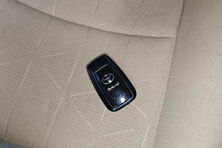 Used Toyota RAV4 2020 2.0L CVT 4x4 Trend Edition Vehicle Key