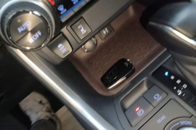Used Toyota RAV4 2020 Dual-Motor 2.5L E-CVT Four-Wheel Drive Flagship Edition Vehicle Key