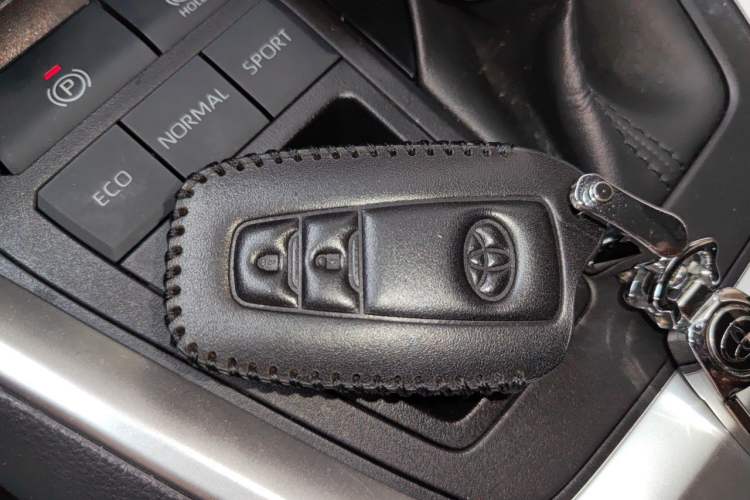 Used Toyota RAV4 2020 2.0L CVT Two-Wheel Drive Fashion Edition Vehicle Key