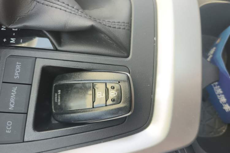 Used Toyota RAV4 2020 2.0L CVT Two-Wheel Drive Fashion Edition Vehicle Key