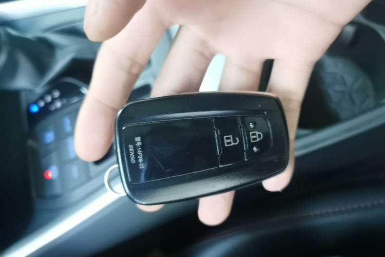 Used Toyota RAV4 2020 2.0L CVT Two-Wheel Drive Fashion Edition Vehicle Key