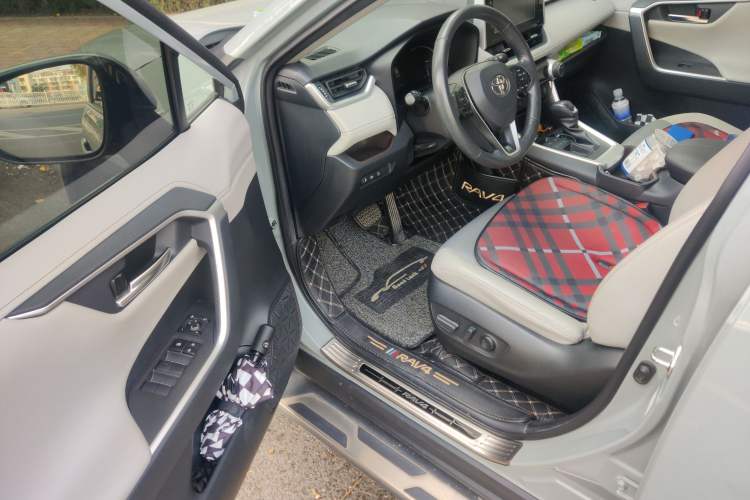 Used Toyota RAV4 2020 2.0L CVT Two-Wheel Drive Prestige Edition Driver Seat