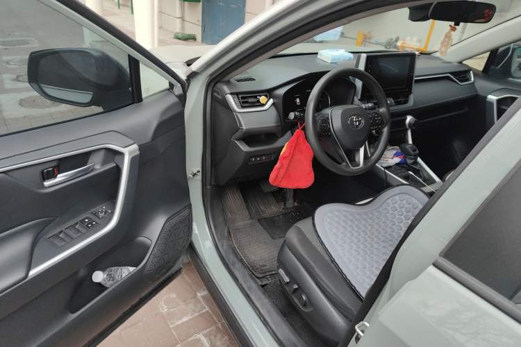 Used Toyota RAV4 2020 2.0L CVT 4x4 Trend Edition Driver Seat