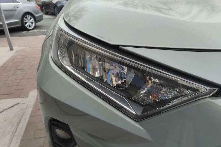 Used Toyota RAV4 2020 2.0L CVT 4x4 Trend Edition Right Front Headlight