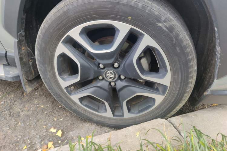 Used Toyota RAV4 2020 2.0L CVT Two-Wheel Drive Prestige Edition Right Front Wheel Hub