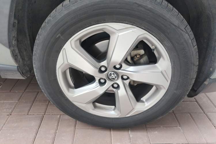 Used Toyota RAV4 2020 2.0L CVT 4x4 Trend Edition Right Front Wheel Hub