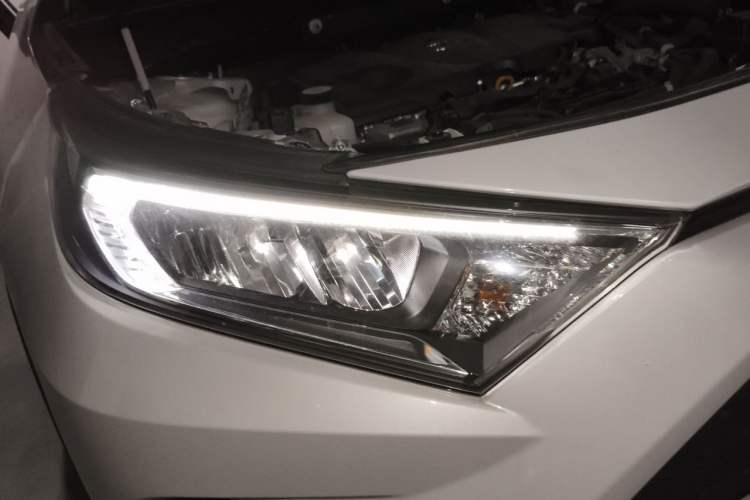 Used Toyota RAV4 2020 Dual-Engine 2.5L E-CVT Two-Wheel Drive Elite Edition Right Front Headlight