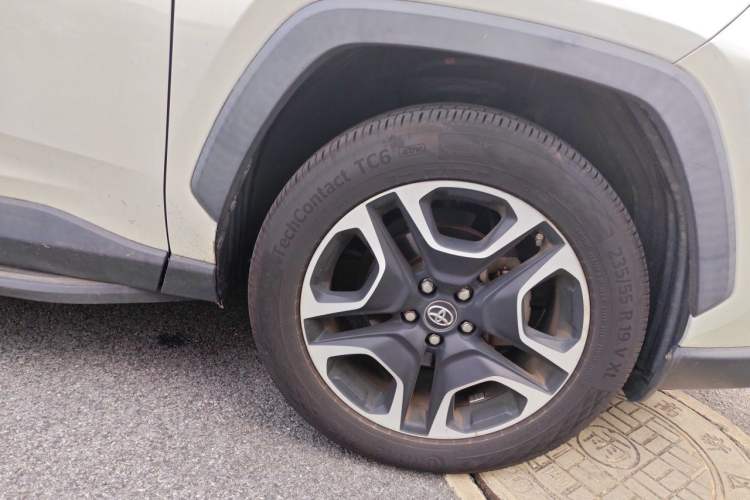 Used Toyota RAV4 2020 2.0L CVT Four-Wheel Drive Prestige Edition Right Front Wheel Hub