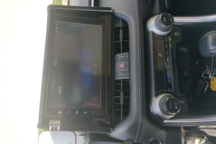 Used Toyota RAV4 2020 2.0L CVT Two-Wheel Drive Fashion Edition Audio And AC Panel