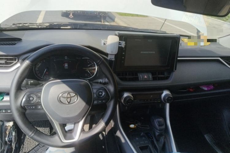 Used Toyota RAV4 2020 2.0L CVT Two-Wheel Drive Fashion Edition Center Console