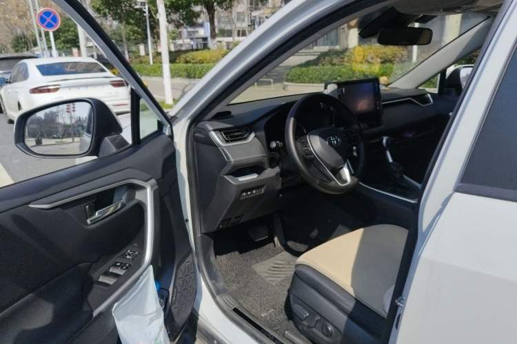 Used Toyota RAV4 2020 2.0L CVT Two-Wheel Drive Fashion Edition Driver Seat