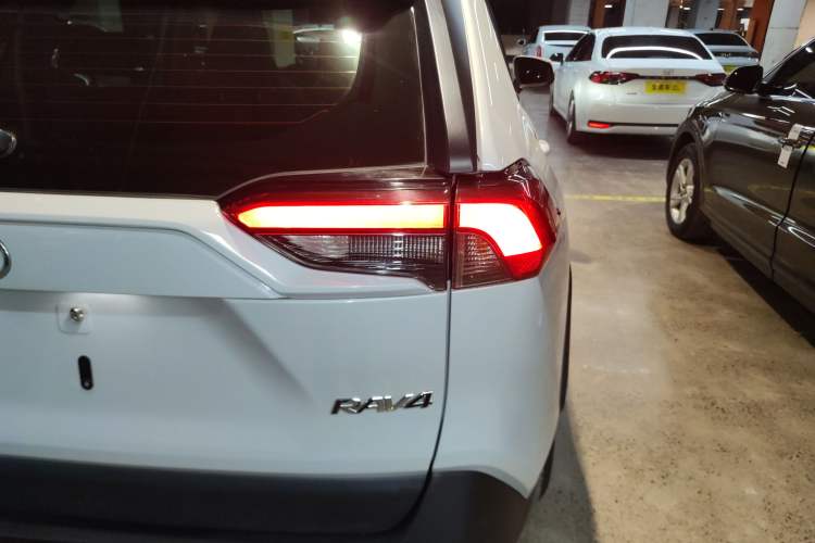 Used Toyota RAV4 2020 2.0L CVT Two-Wheel Drive Fashion PLUS Edition Exterior 6
