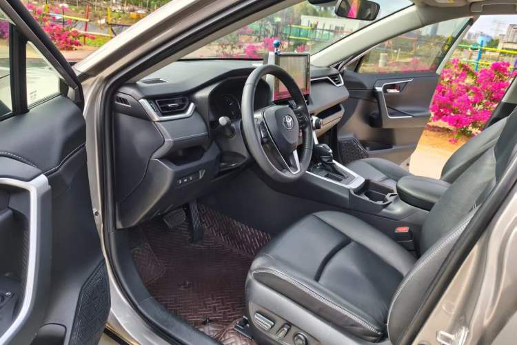 Used Toyota RAV4 2020 2.0L CVT Two-Wheel Drive Fashion PLUS Edition Interior 2
