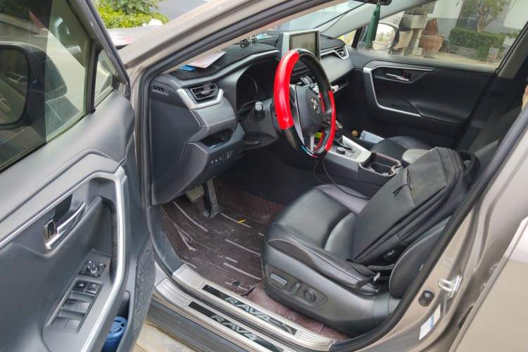 Used Toyota RAV4 2020 Dual-Engine 2.5L E-CVT 4x4 Elite PLUS Edition Interior 3