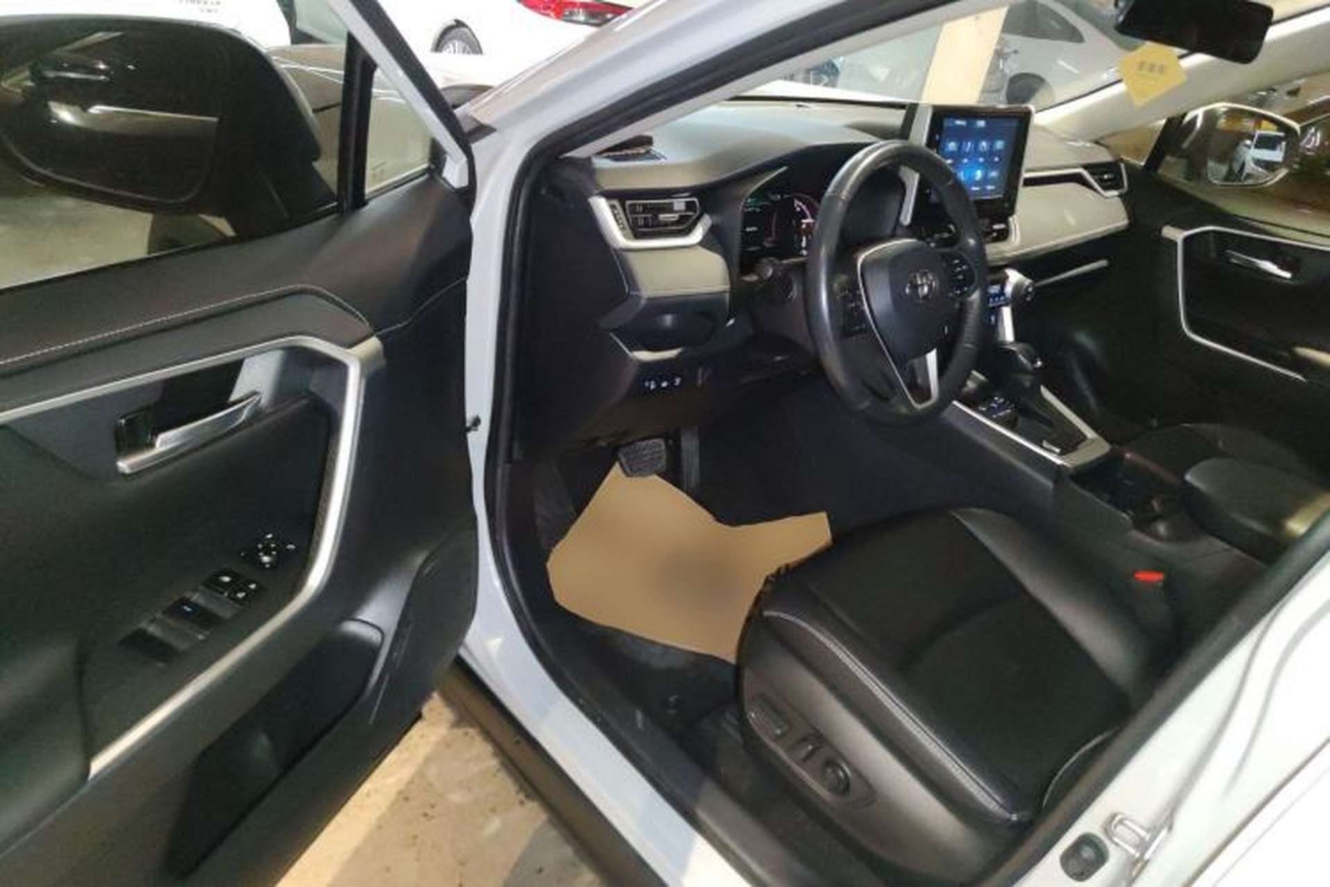 Used Toyota RAV4 2020 2.0L CVT Two-Wheel Drive Fashion PLUS Edition Interior 3