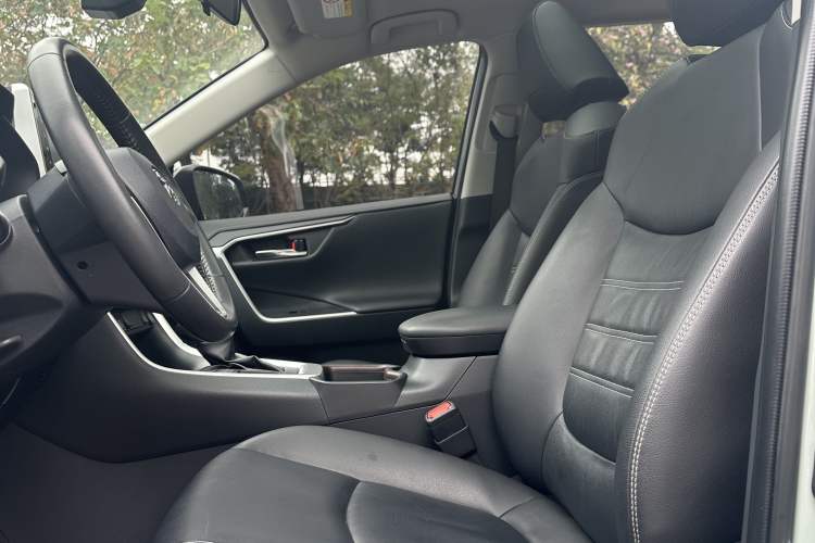 Used Toyota RAV4 2020 2.0L CVT Two-Wheel Drive Fashion PLUS Edition Interior 3