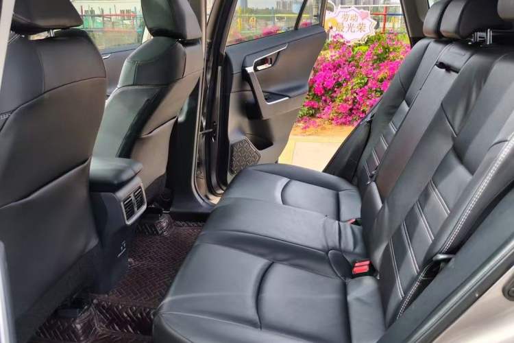 Used Toyota RAV4 2020 2.0L CVT Two-Wheel Drive Fashion PLUS Edition Interior 3