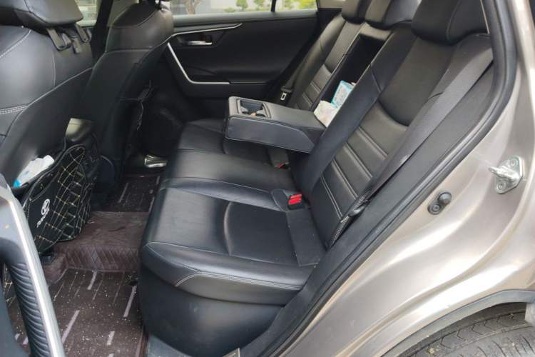 Used Toyota RAV4 2020 Dual-Engine 2.5L E-CVT 4x4 Elite PLUS Edition Interior 4