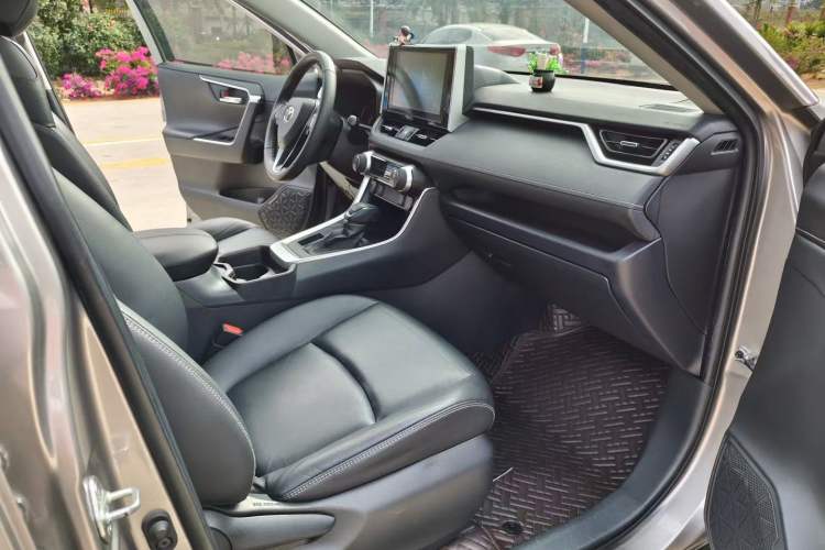 Used Toyota RAV4 2020 2.0L CVT Two-Wheel Drive Fashion PLUS Edition Interior 4