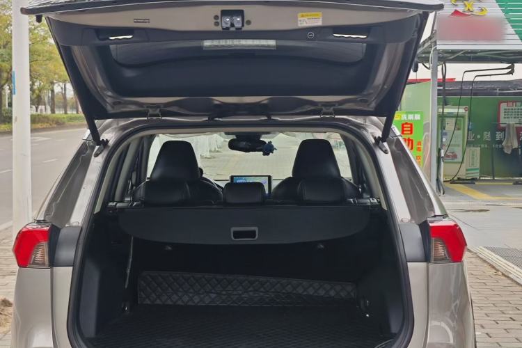 Used Toyota RAV4 2020 2.0L CVT Two-Wheel Drive Urban Edition Interior 5