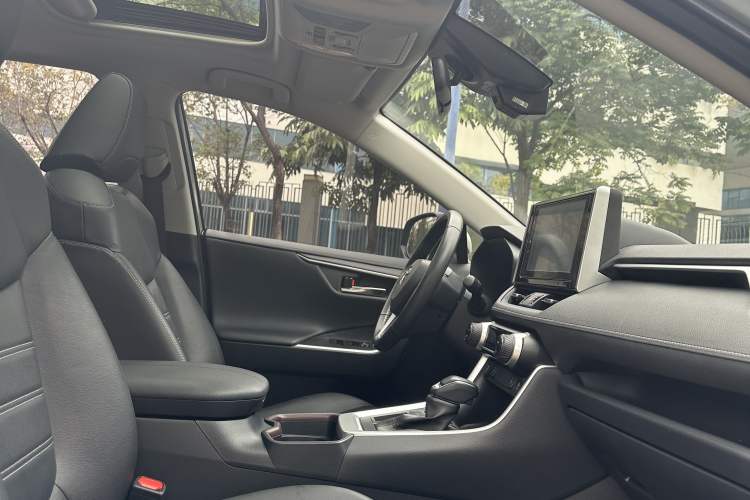 Used Toyota RAV4 2020 2.0L CVT Two-Wheel Drive Fashion PLUS Edition Interior 6