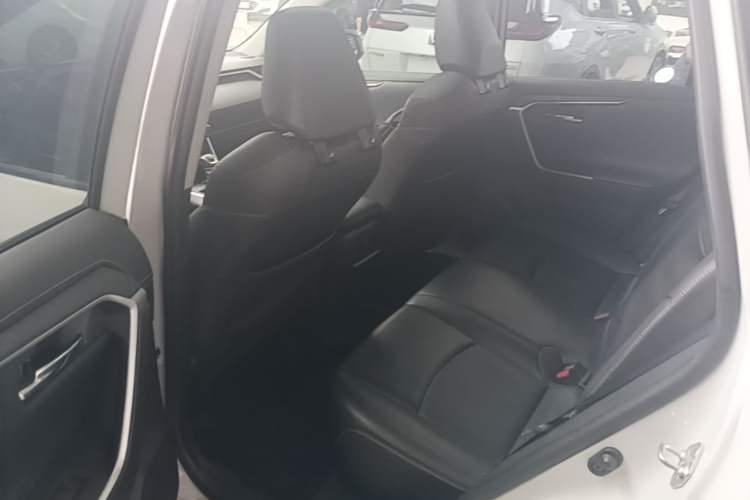 Used Toyota RAV4 2020 2.0L CVT Two-Wheel Drive Prestige Edition Left Rear Seat