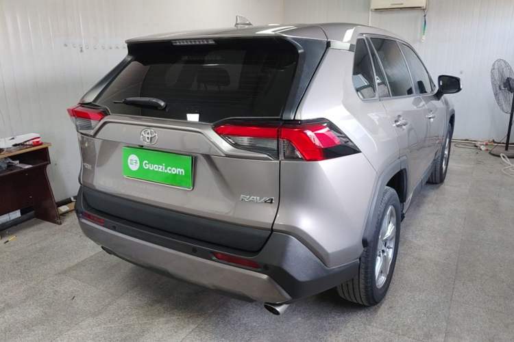 Used Toyota RAV4 2020 2.0L CVT Two-Wheel Drive Fashion Edition Rear Right 45 Deg