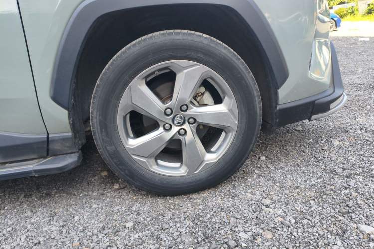 Used Toyota RAV4 2020 2.0L CVT 4x4 Style PLUS Edition Right Front Wheel Hub
