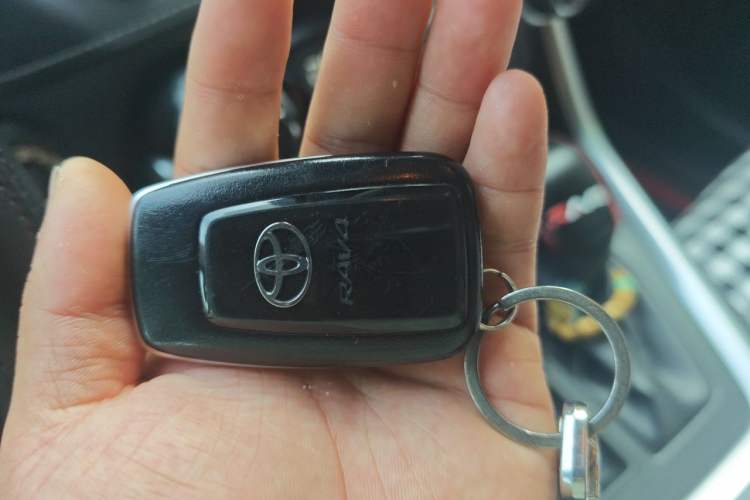 Used Toyota RAV4 2020 2.0L CVT Two-Wheel Drive Fashion Edition Vehicle Key