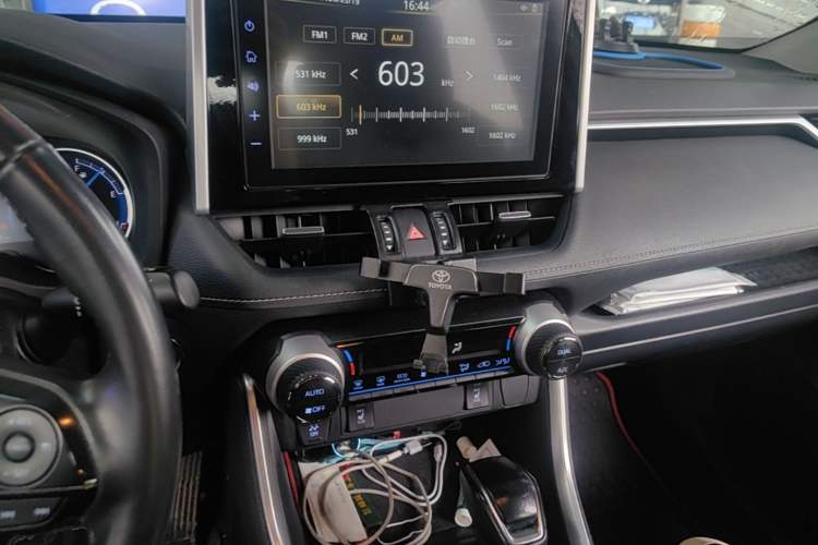 Used Toyota RAV4 2020 Dual-Engine 2.5L E-CVT 4x4 Elite PLUS Edition Audio And AC Panel