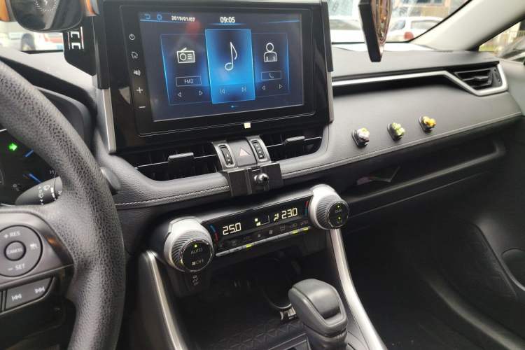 Used Toyota RAV4 2020 Dual-Engine 2.5L E-CVT Two-Wheel Drive Elite Edition Audio And AC Panel