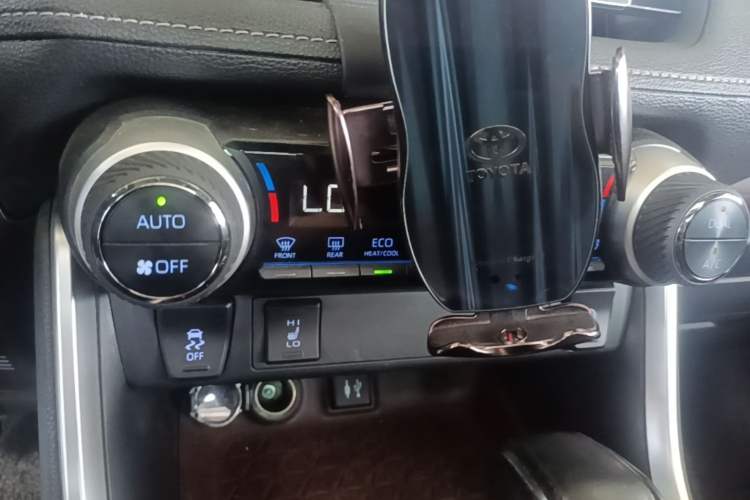 Used Toyota RAV4 2020 2.0L CVT Two-Wheel Drive Prestige Edition Audio And AC Panel