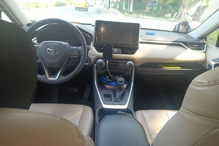 Used Toyota RAV4 2020 2.0L CVT Two-Wheel Drive Fashion Edition Center Console