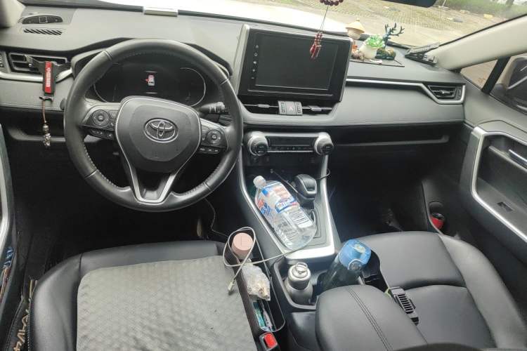 Used Toyota RAV4 2020 2.0L CVT Two-Wheel Drive Fashion PLUS Edition Center Console