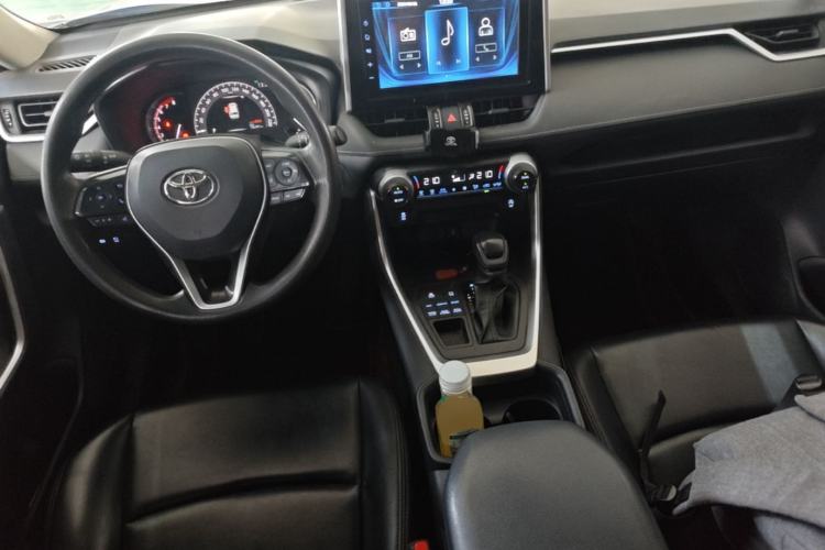 Used Toyota RAV4 2020 2.0L CVT 4x4 Trend Edition Center Console