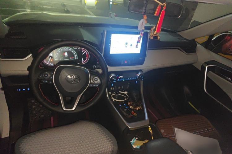 Used Toyota RAV4 2020 2.0L CVT 4x4 Trend Edition Center Console