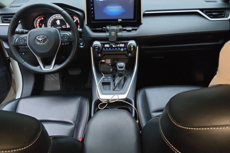 Used Toyota RAV4 2020 2.0L CVT Two-Wheel Drive Fashion Edition Center Console