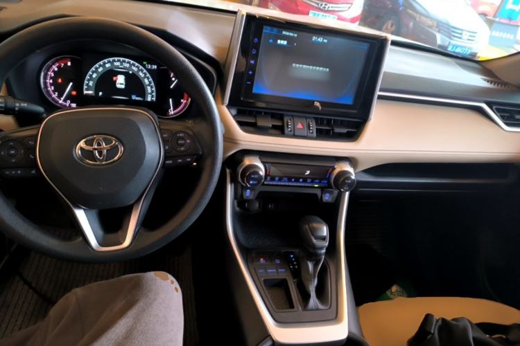 Used Toyota RAV4 2020 2.0L CVT Two-Wheel Drive Fashion Edition Center Console
