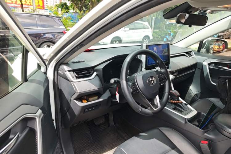 Used Toyota RAV4 2020 2.0L CVT Two-Wheel Drive Fashion Edition Center Console