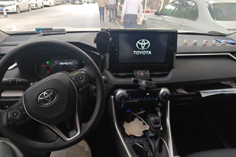 Used Toyota RAV4 2020 2.0L CVT Two-Wheel Drive Fashion Edition Center Console