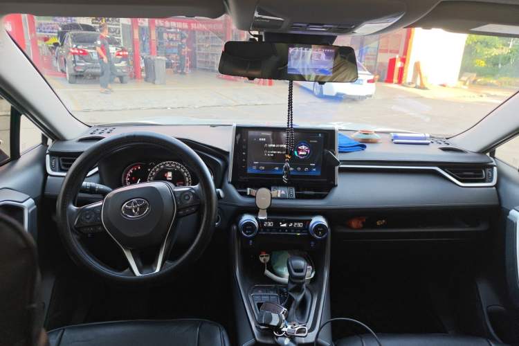 Used Toyota RAV4 2020 2.0L CVT Two-Wheel Drive Fashion Edition Center Console