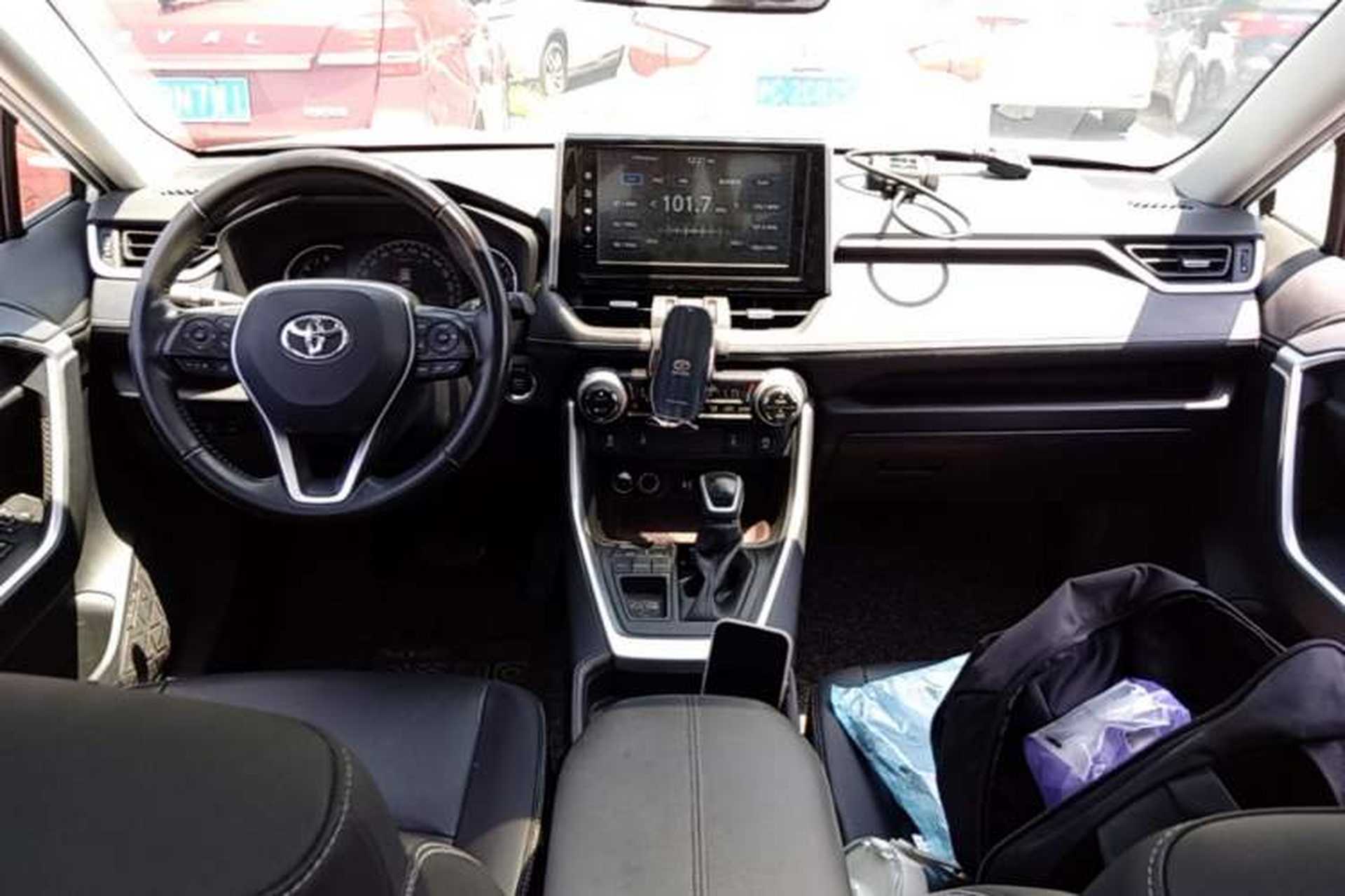Used Toyota RAV4 2020 2.0L CVT Two-Wheel Drive Prestige Edition Center Console