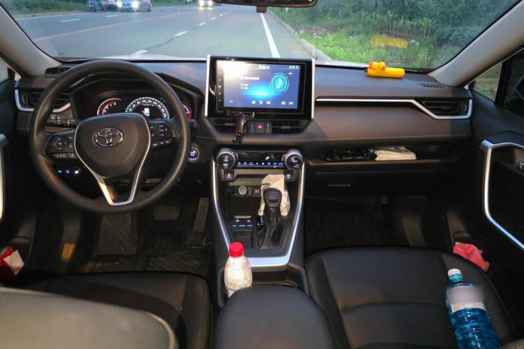 Used Toyota RAV4 2020 2.0L CVT Two-Wheel Drive Fashion Edition Center Console