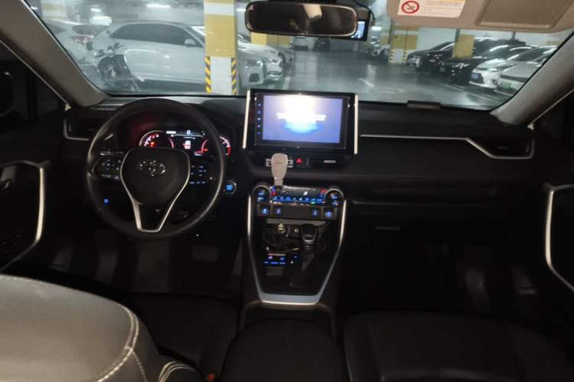 Used Toyota RAV4 2020 2.0L CVT Two-Wheel Drive Fashion PLUS Edition Center Console