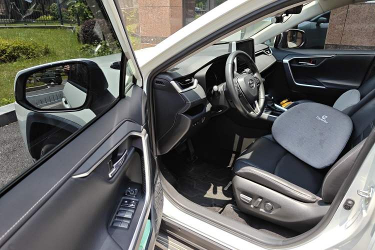 Used Toyota RAV4 2020 2.0L CVT Two-Wheel Drive Fashion PLUS Edition Driver Seat