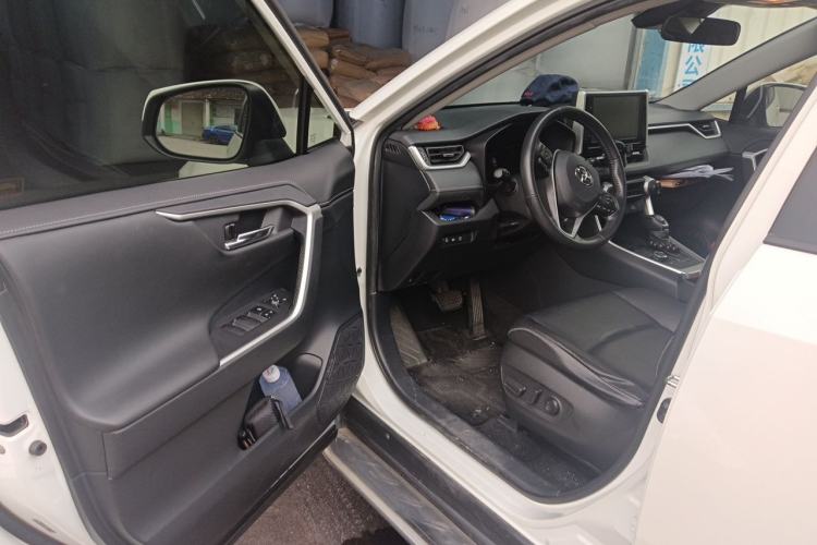 Used Toyota RAV4 2020 Dual-Engine 2.5L E-CVT 4x4 Elite PLUS Edition Driver Seat