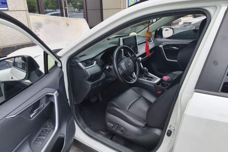 Used Toyota RAV4 2020 2.0L CVT 4x4 Trend Edition Driver Seat