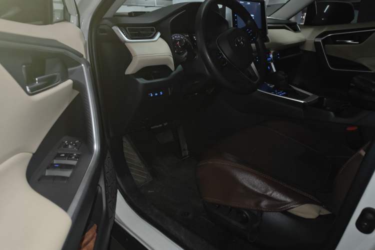 Used Toyota RAV4 2020 2.0L CVT 4x4 Trend Edition Driver Seat