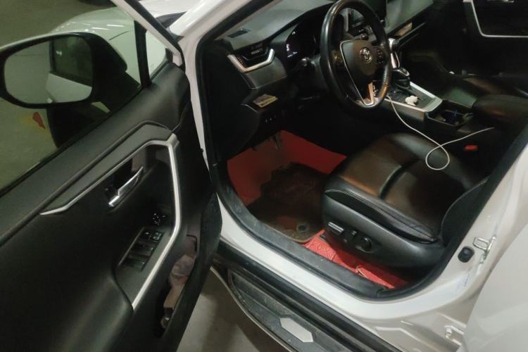Used Toyota RAV4 2020 2.0L CVT 4x4 Style PLUS Edition Driver Seat