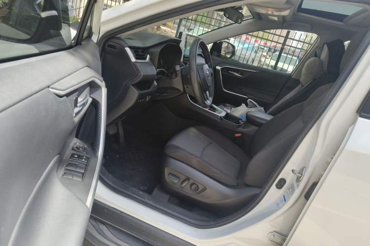 Used Toyota RAV4 2020 2.0L CVT 4x4 Trend Edition Driver Seat